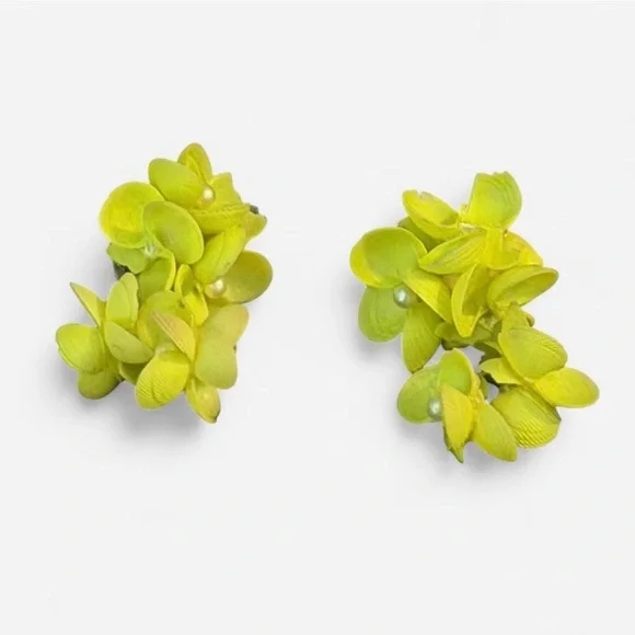 Vintage Lime Green Seashell Floral Screw-On Earrings, 1950s–60s - Picture 1 of 5